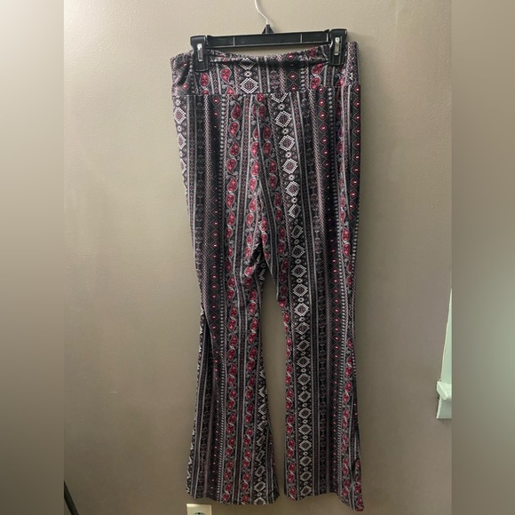 No Boundaries Flare Leggings - Picture 2 of 4